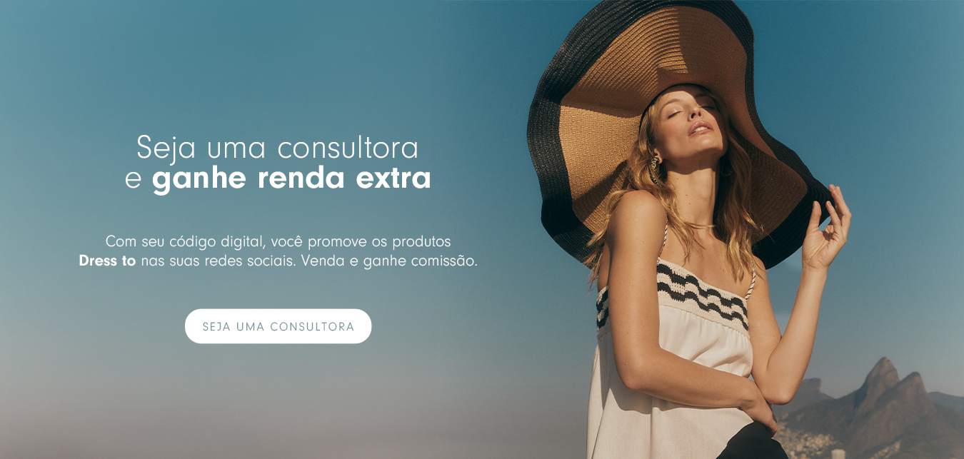  Modelo mulher usando vestido longo estampado colorido com mangas compridas, deitada em um campo de grama. Banner indica: ganhe dinheiro sem sair de casa. Seja uma consultora!