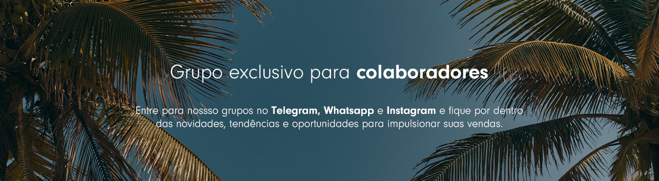 Foto de uma montanha entre os coqueiros localizado no rio de janeiro.