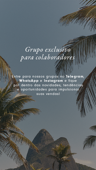 Foto de uma montanha entre os coqueiros localizado no rio de janeiro.